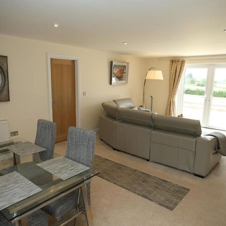 Lovely Two Bedroom Bungalow With Hot Tub Yeovil Exterior foto