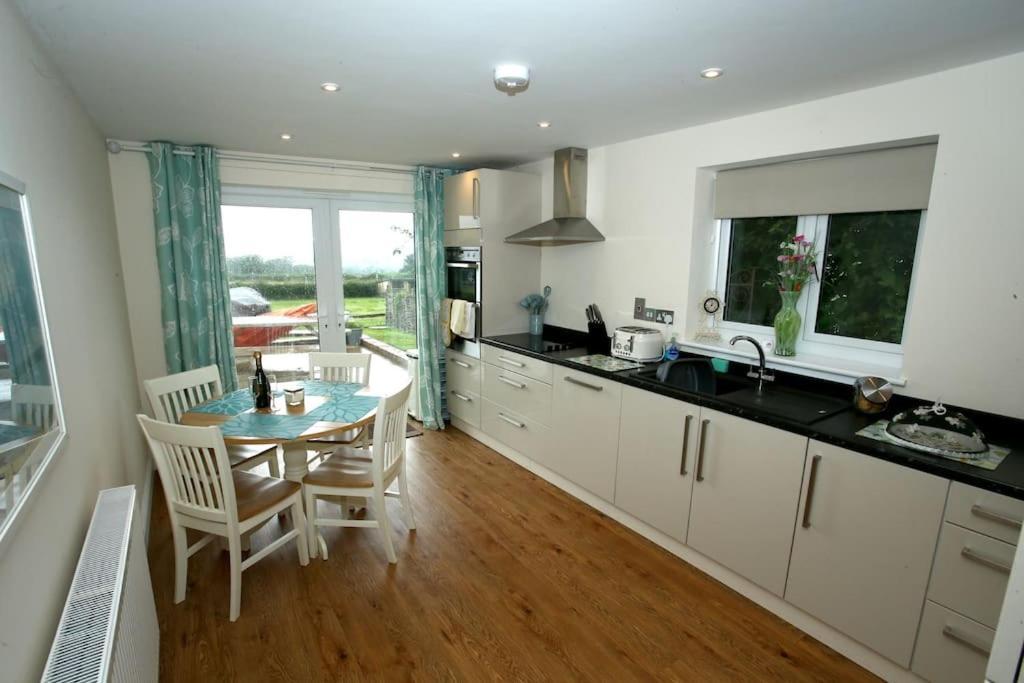 Lovely Two Bedroom Bungalow With Hot Tub Yeovil Exterior foto